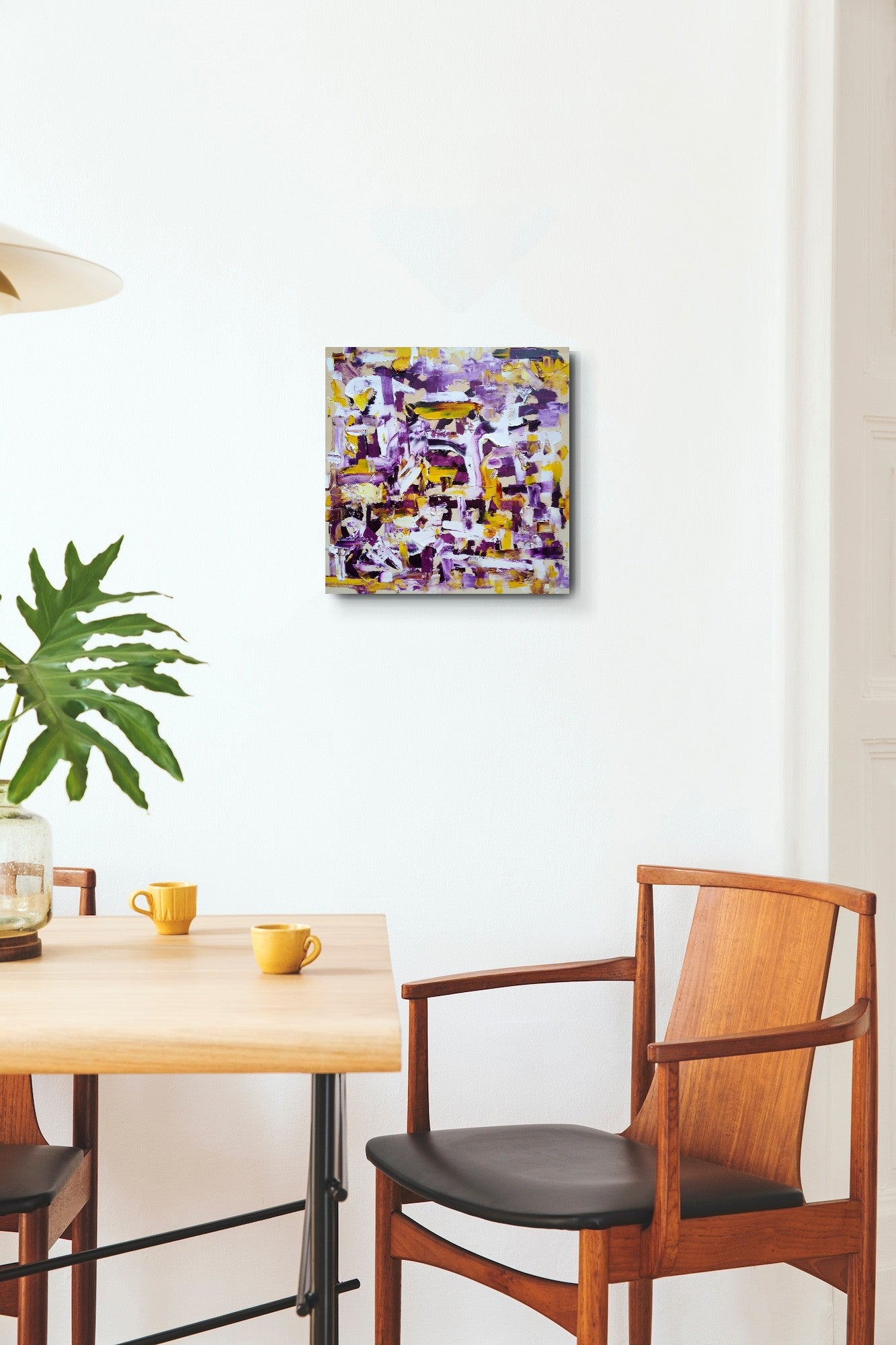 L'image représente un tableau abstrait aux couleurs violet, jaune, et blanc. Ses dimensions sont de 50 cm par 50 cm. Il a été créé à la peinture à l'huile avec un travail au couteau. Il présente des empâtements et des reliefs, des traits expressifs. Le tableau a été peint à la peinture à l'huile par la peintre autodidacte Maeva J.