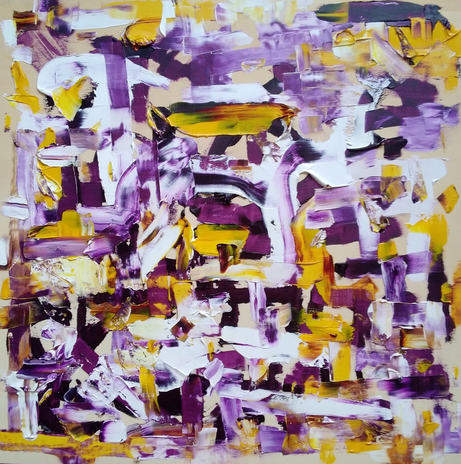 L'image représente un tableau abstrait aux couleurs violet, jaune, et blanc. Ses dimensions sont de 50 cm par 50 cm. Il a été créé à la peinture à l'huile avec un travail au couteau. Il présente des empâtements et des reliefs, des traits expressifs. Le tableau a été peint à la peinture à l'huile par la peintre autodidacte Maeva J.