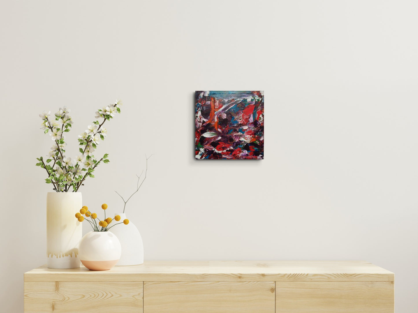 L'image représente un tableau abstrait aux couleurs rouge, bleu, orange, noir. Ses dimensions sont de 30 cm par 30 cm. Il a été créé à la peinture à l'huile avec un travail au couteau et à la cire froide. Il présente des empâtements et des reliefs, des traits expressifs. Le tableau a été peint à la peinture à l'huile par la peintre autodidacte Maeva J.