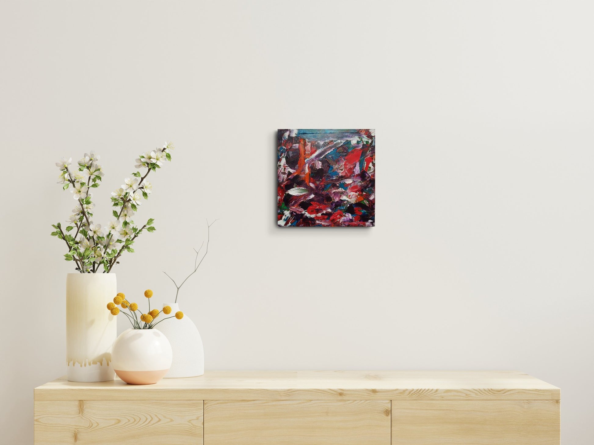 L'image représente un tableau abstrait aux couleurs rouge, bleu, orange, noir. Ses dimensions sont de 30 cm par 30 cm. Il a été créé à la peinture à l'huile avec un travail au couteau et à la cire froide. Il présente des empâtements et des reliefs, des traits expressifs. Le tableau a été peint à la peinture à l'huile par la peintre autodidacte Maeva J.