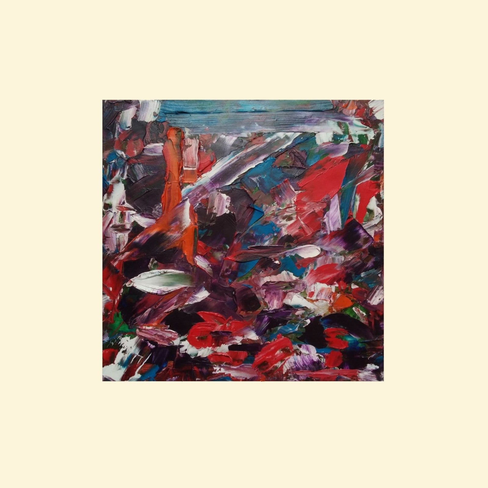 L'image représente un tableau abstrait aux couleurs rouge, bleu, orange, noir. Ses dimensions sont de 30 cm par 30 cm. Il a été créé à la peinture à l'huile avec un travail au couteau et à la cire froide. Il présente des empâtements et des reliefs, des traits expressifs. Le tableau a été peint à la peinture à l'huile par la peintre autodidacte Maeva J.