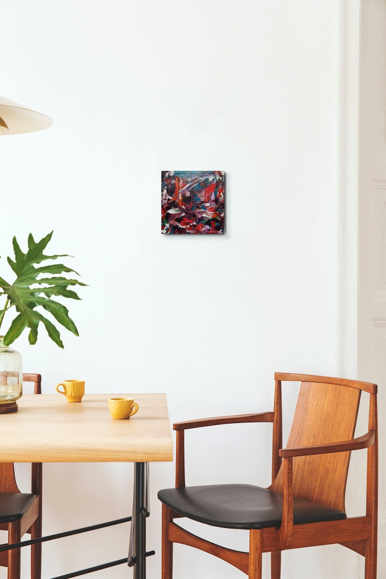 L'image représente un tableau abstrait aux couleurs rouge, bleu, orange, noir. Ses dimensions sont de 30 cm par 30 cm. Il a été créé à la peinture à l'huile avec un travail au couteau et à la cire froide. Il présente des empâtements et des reliefs, des traits expressifs. Le tableau a été peint à la peinture à l'huile par la peintre autodidacte Maeva J.
