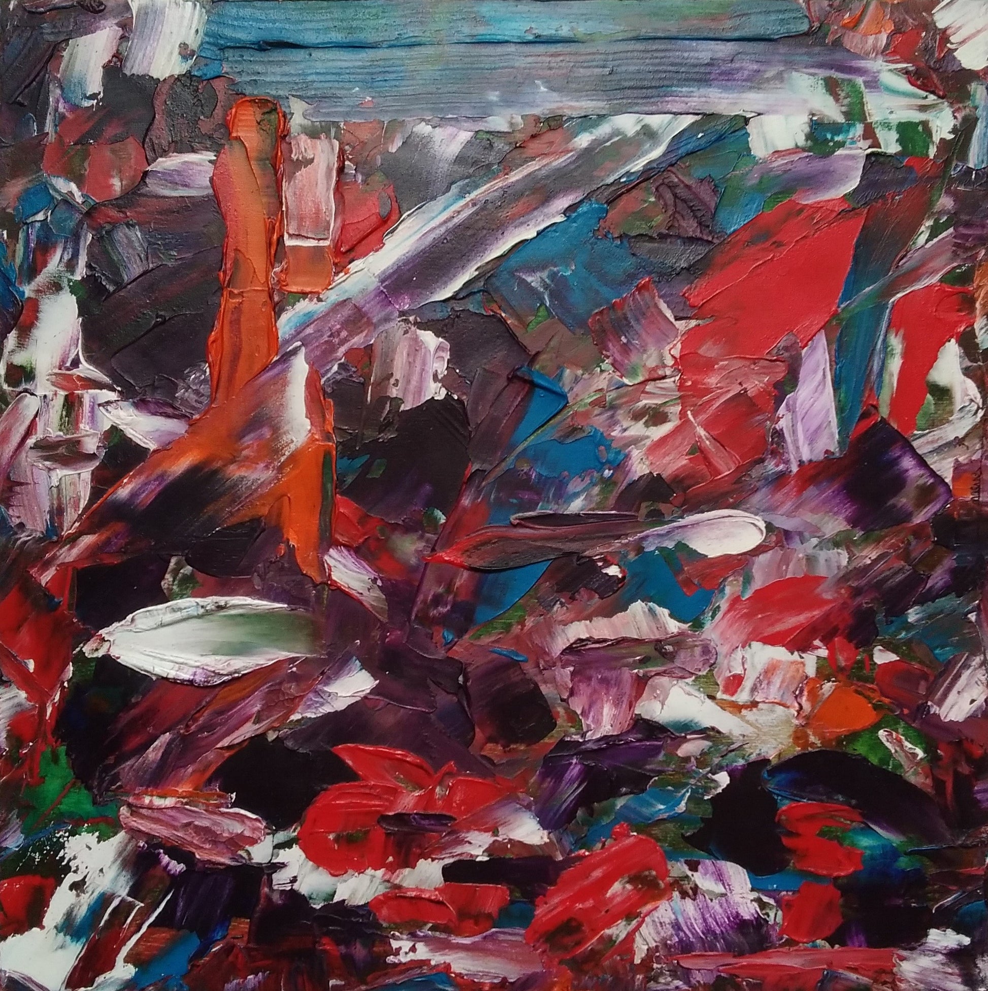 L'image représente un tableau abstrait aux couleurs rouge, bleu, orange, noir. Ses dimensions sont de 30 cm par 30 cm. Il a été créé à la peinture à l'huile avec un travail au couteau et à la cire froide. Il présente des empâtements et des reliefs, des traits expressifs. Le tableau a été peint à la peinture à l'huile par la peintre autodidacte Maeva J.