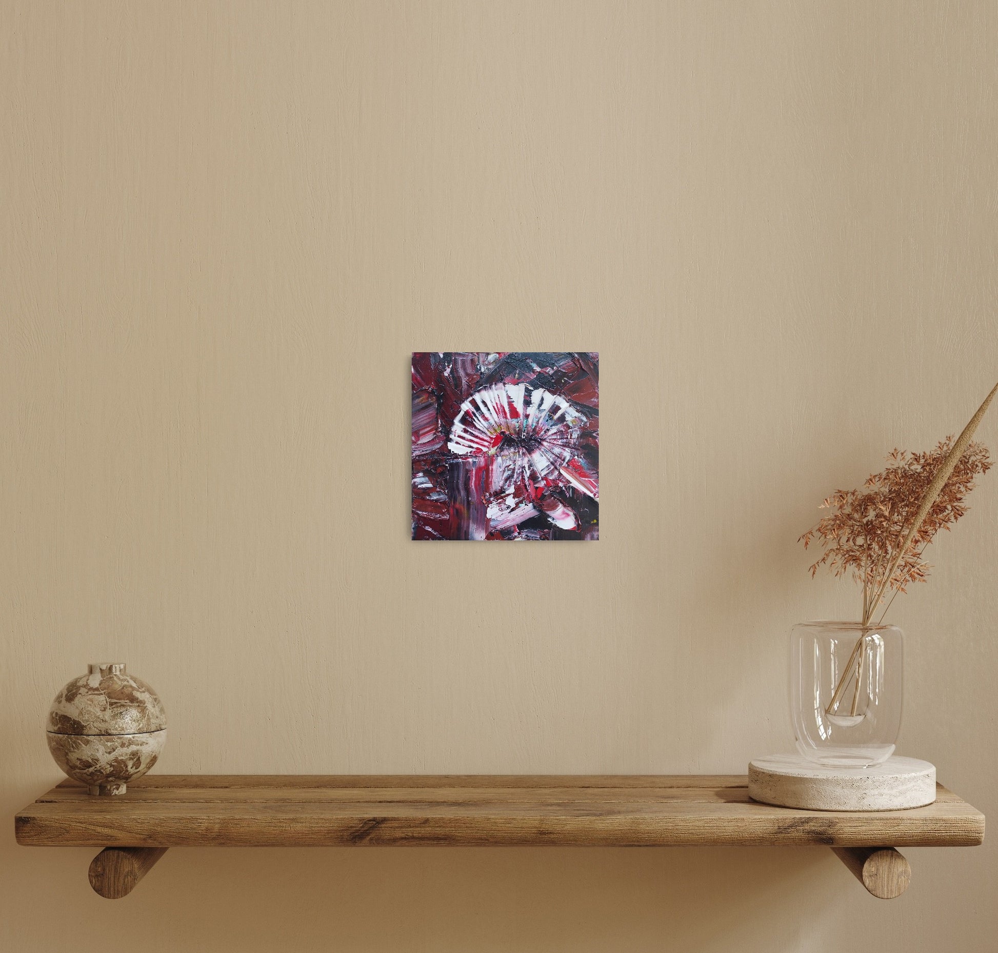 L'image représente un tableau abstrait aux couleurs principales rouge, rose et blanc. Ses dimensions sont de 20 cm par 20 cm. Il a été créé à la peinture à l'huile avec un travail au couteau. Il présente des empâtements et des reliefs, des traits expressifs. Le tableau a été peint à la peinture à l'huile par la peintre autodidacte Maeva J.