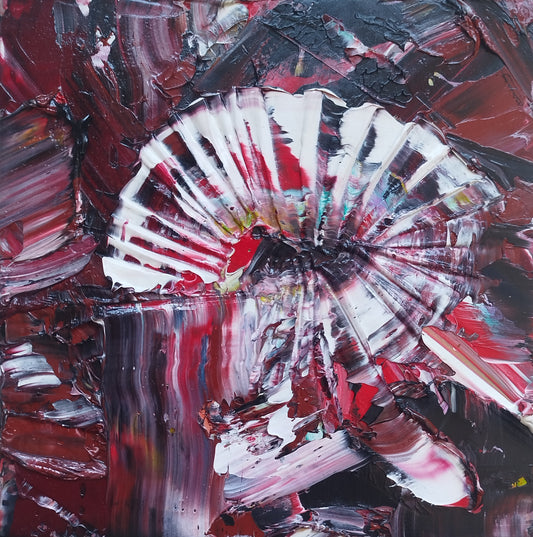 L'image représente un tableau abstrait aux couleurs principales rouge, rose et blanc. Ses dimensions sont de 20 cm par 20 cm. Il a été créé à la peinture à l'huile avec un travail au couteau. Il présente des empâtements et des reliefs, des traits expressifs. Le tableau a été peint à la peinture à l'huile par la peintre autodidacte Maeva J.