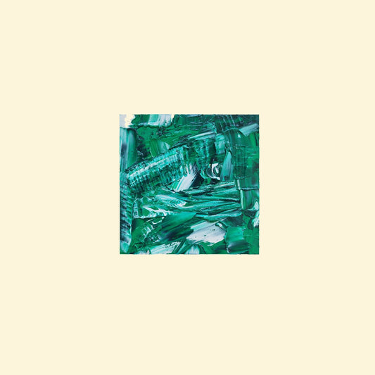 L'image représente un tableau abstrait à la couleur principale vert, avec des touches de blanc. Ses dimensions sont de 20 cm par 20 cm. Il a été créé à la peinture à l'huile avec un travail au couteau. Il présente des empâtements et des reliefs, des traits expressifs. Le tableau a été peint à la peinture à l'huile par la peintre autodidacte Maeva J.