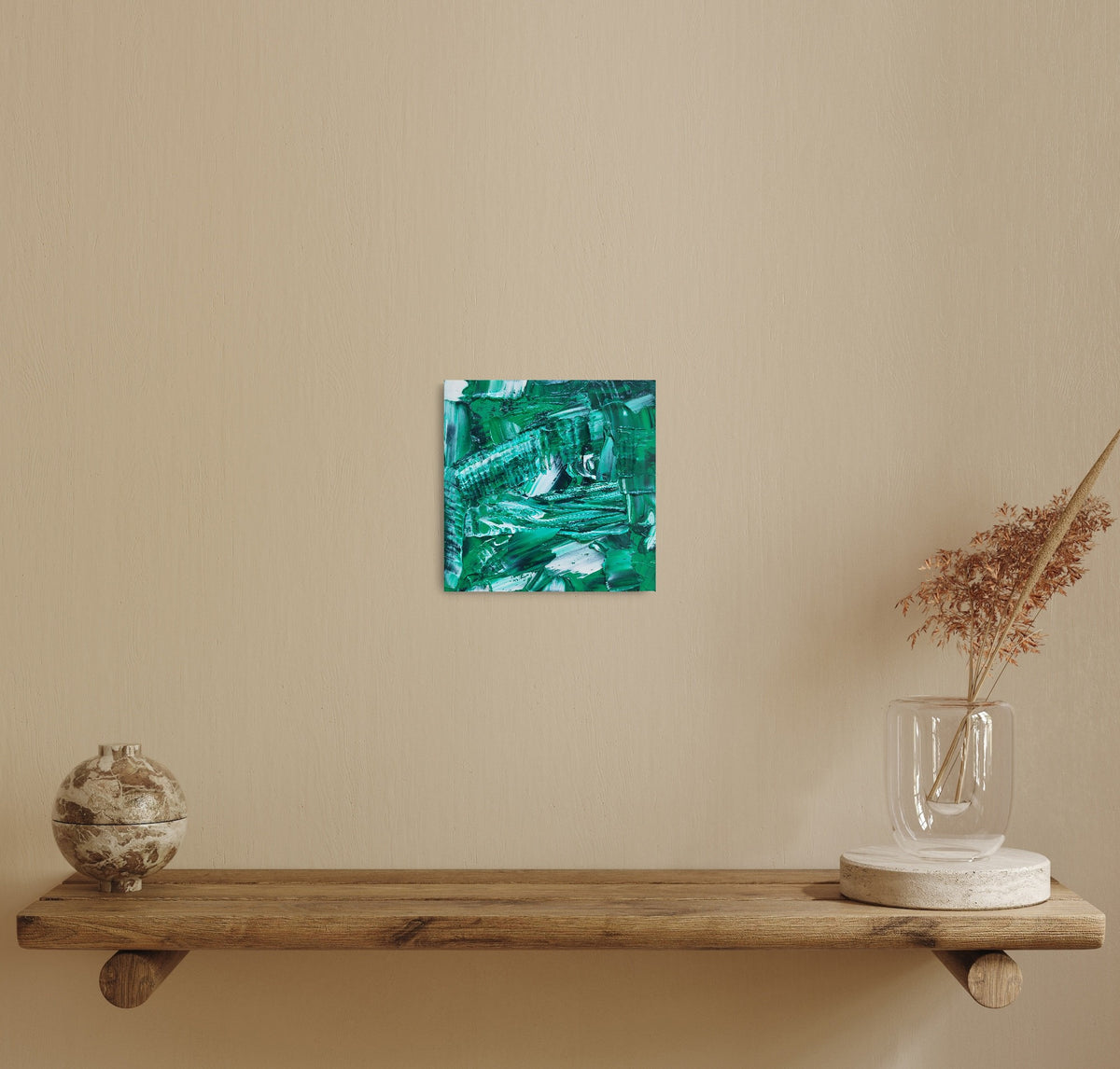 L'image représente un tableau abstrait à la couleur principale vert, avec des touches de blanc. Ses dimensions sont de 20 cm par 20 cm. Il a été créé à la peinture à l'huile avec un travail au couteau. Il présente des empâtements et des reliefs, des traits expressifs. Le tableau a été peint à la peinture à l'huile par la peintre autodidacte Maeva J.