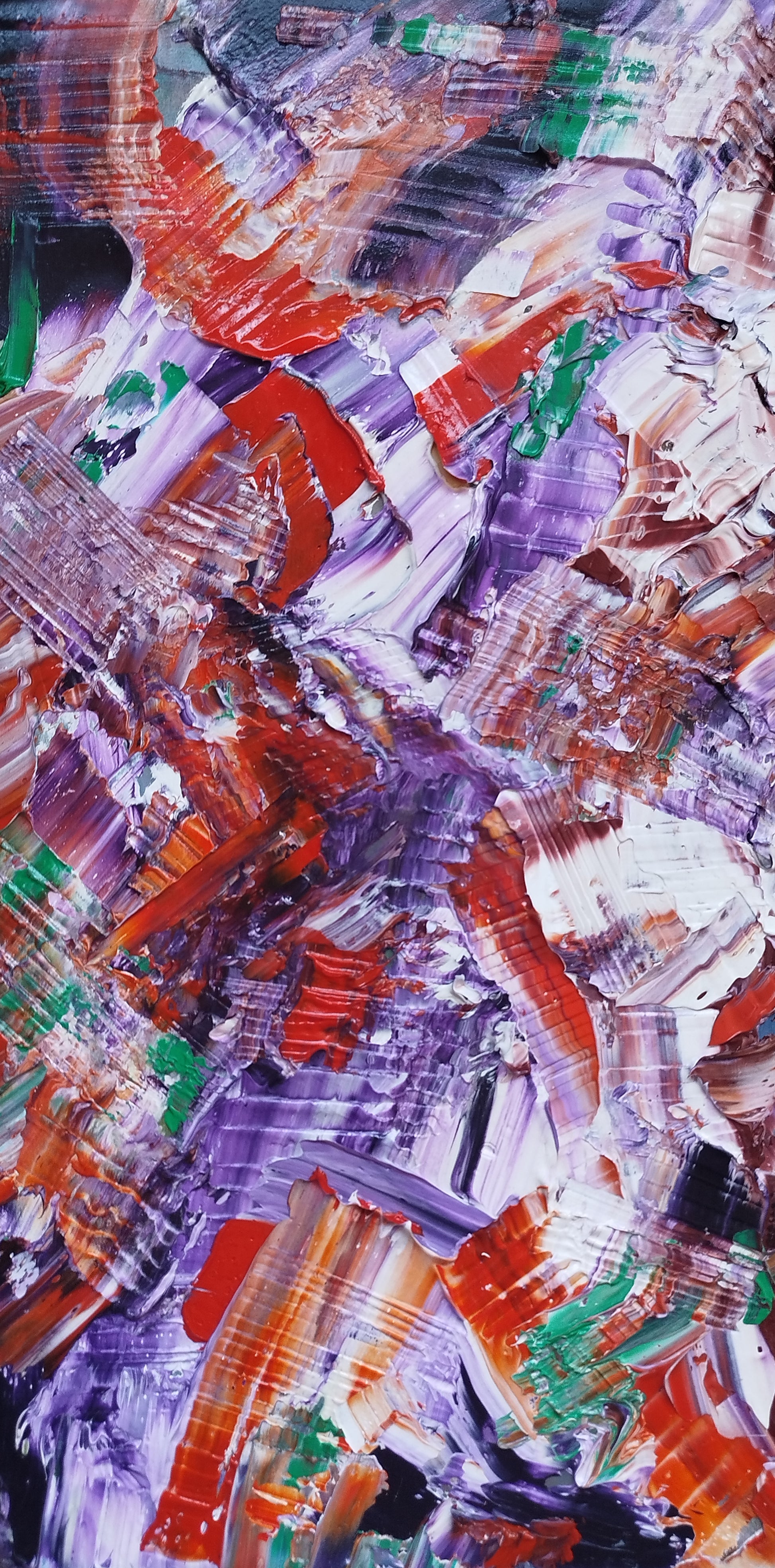 L'image représente un tableau abstrait aux couleurs rouge-orange, violet, blanc, avec des touches de vert. Ses dimensions sont de 20 cm par 40 cm. Il a été créé à la peinture à l'huile avec un travail au couteau. Il présente des empâtements et des reliefs, des traits expressifs. Le tableau a été peint à la peinture à l'huile par la peintre autodidacte Maeva J.