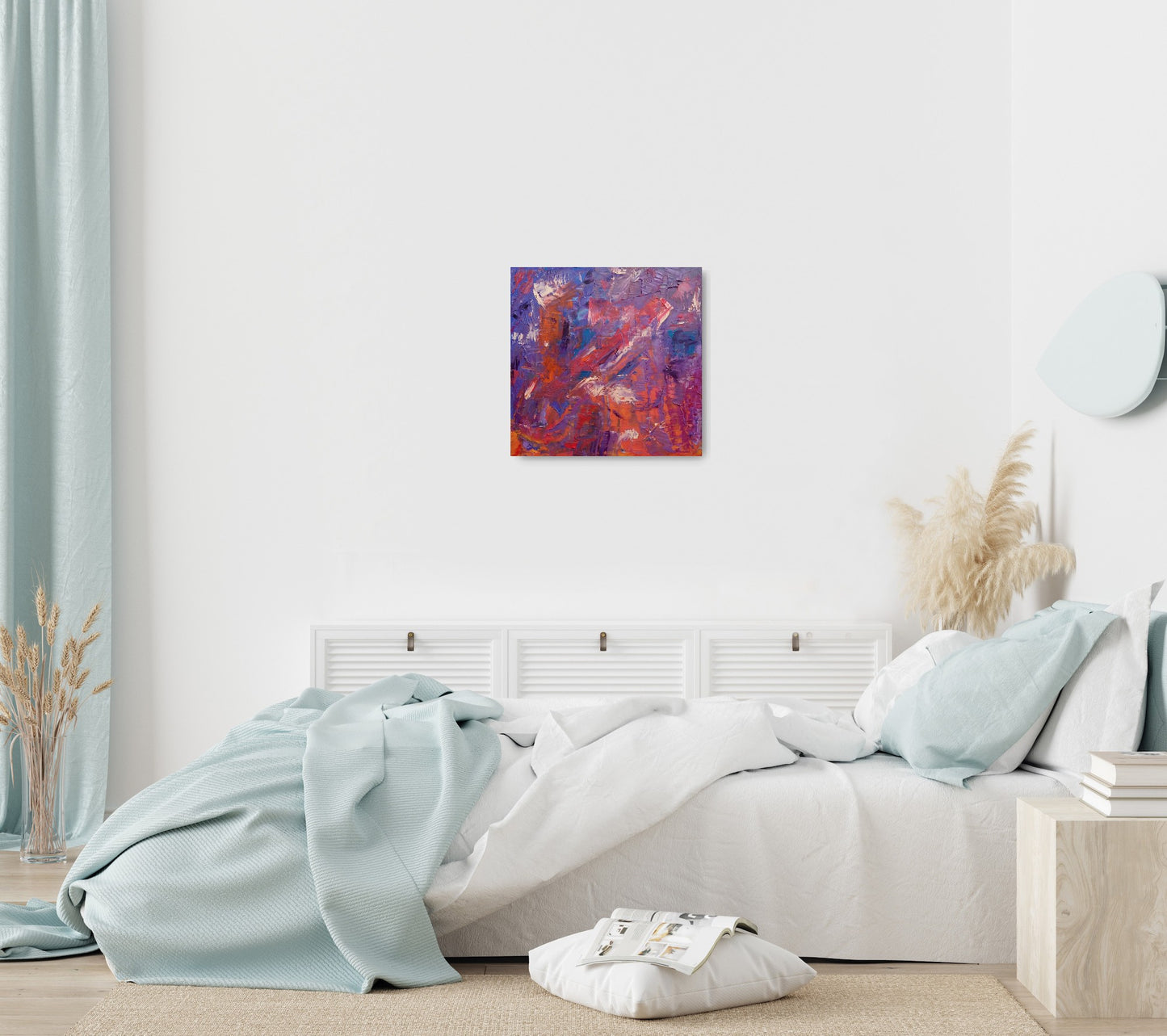 L'image représente un tableau abstrait aux couleurs violet, bleu, rouge-orange. Ses dimensions sont de 50 cm par 50 cm. Il a été créé à la peinture à l'huile avec un travail au couteau et à la cire froide. Il présente des empâtements et des reliefs, des traits expressifs. Le tableau a été peint à la peinture à l'huile par la peintre autodidacte Maeva J.