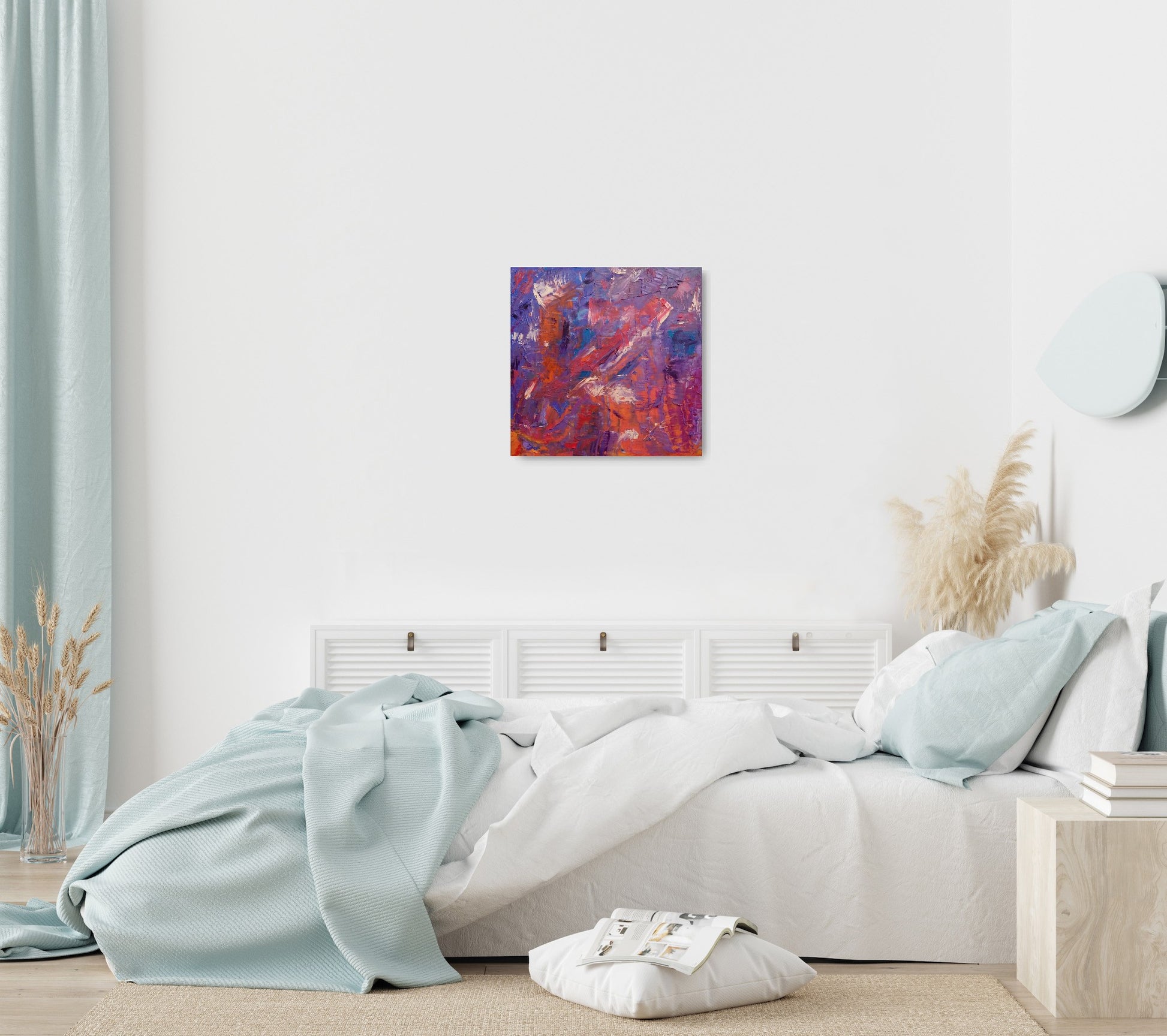 L'image représente un tableau abstrait aux couleurs violet, bleu, rouge-orange. Ses dimensions sont de 50 cm par 50 cm. Il a été créé à la peinture à l'huile avec un travail au couteau et à la cire froide. Il présente des empâtements et des reliefs, des traits expressifs. Le tableau a été peint à la peinture à l'huile par la peintre autodidacte Maeva J.