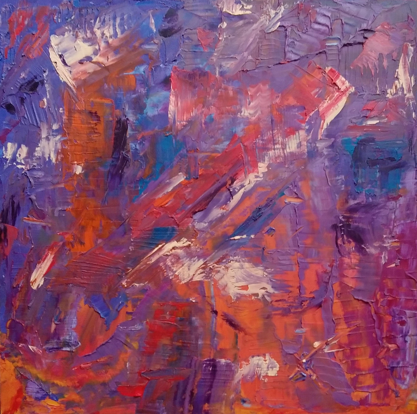 L'image représente un tableau abstrait aux couleurs violet, bleu, rouge-orange. Ses dimensions sont de 50 cm par 50 cm. Il a été créé à la peinture à l'huile avec un travail au couteau et à la cire froide. Il présente des empâtements et des reliefs, des traits expressifs. Le tableau a été peint à la peinture à l'huile par la peintre autodidacte Maeva J.