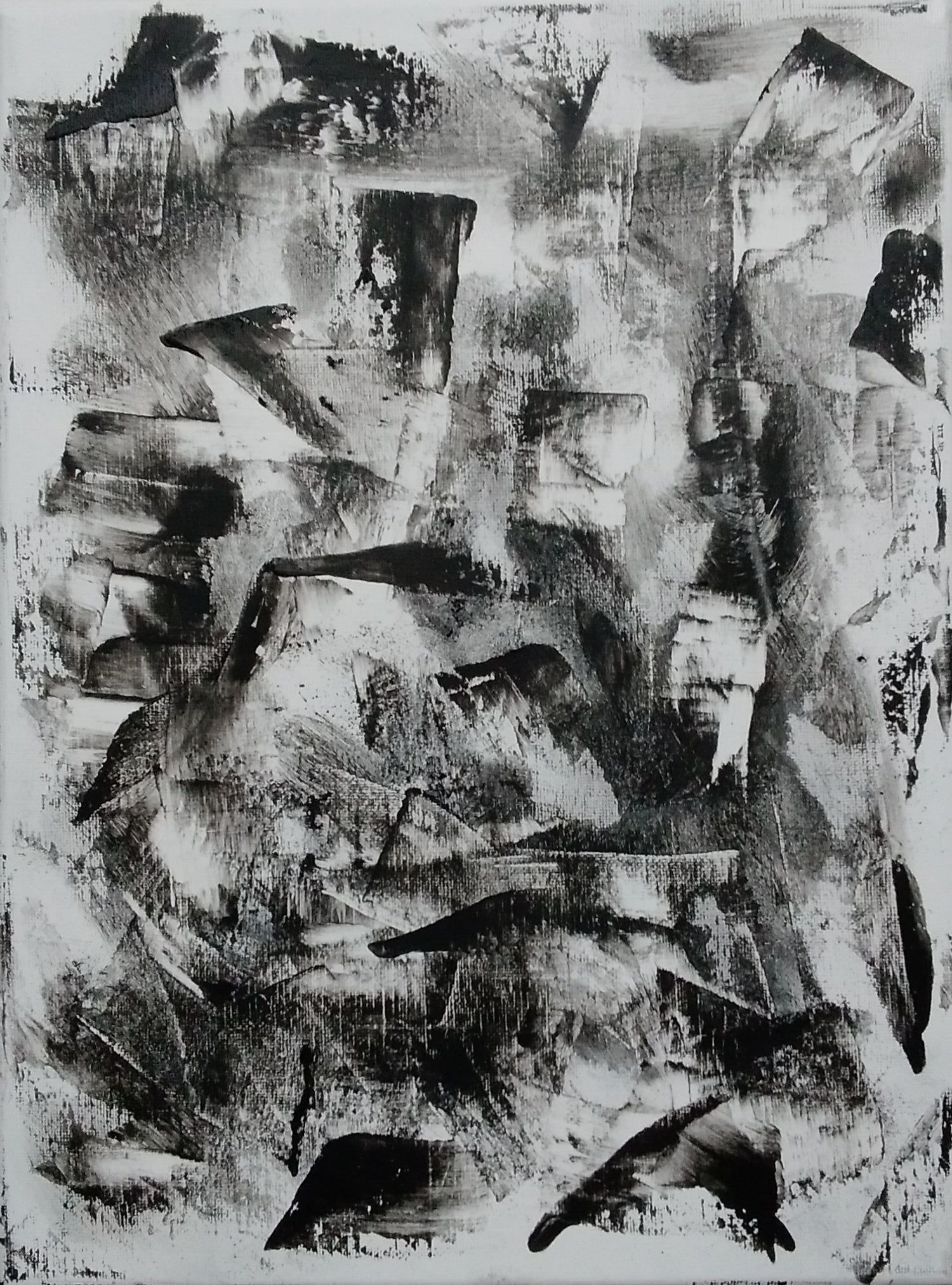 L'image représente un tableau abstrait en noir et blanc, réalisé avec de la poudre de fusain et de la cire froide par l'artiste peintre Maeva J.
