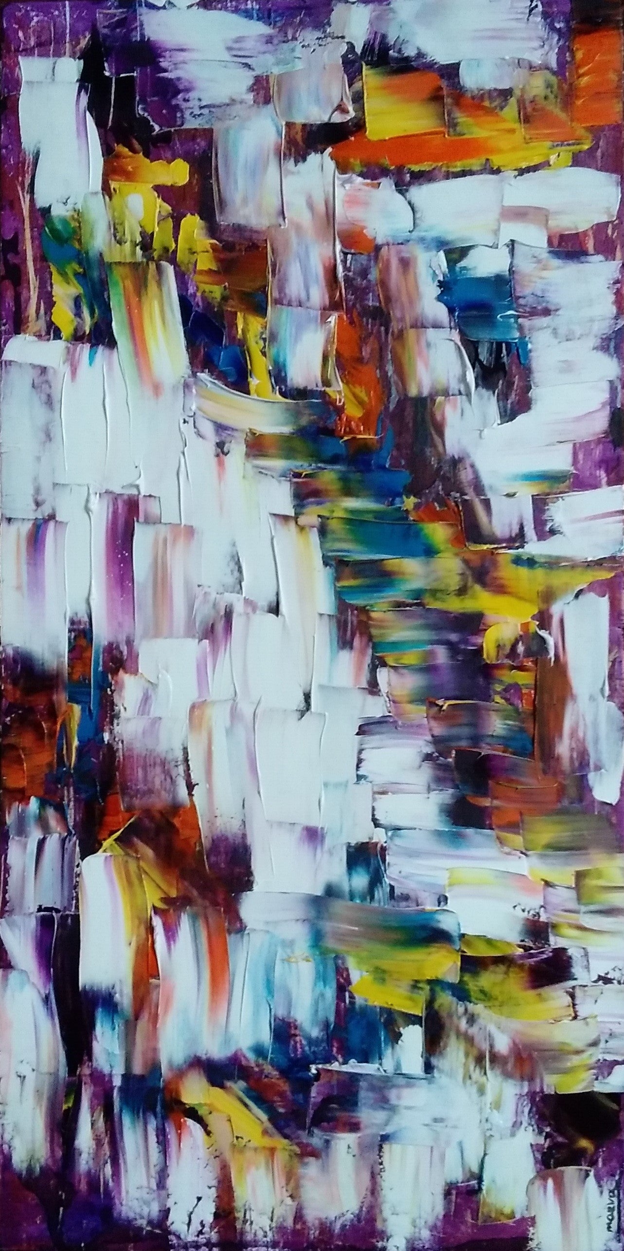 L'image représente un tableau abstrait multicolore, avec des tons blancs, violets, et des touches de jaune et de orange. Le tableau a été peint à la peinture à l'huile par l'artiste peintre Maeva J.