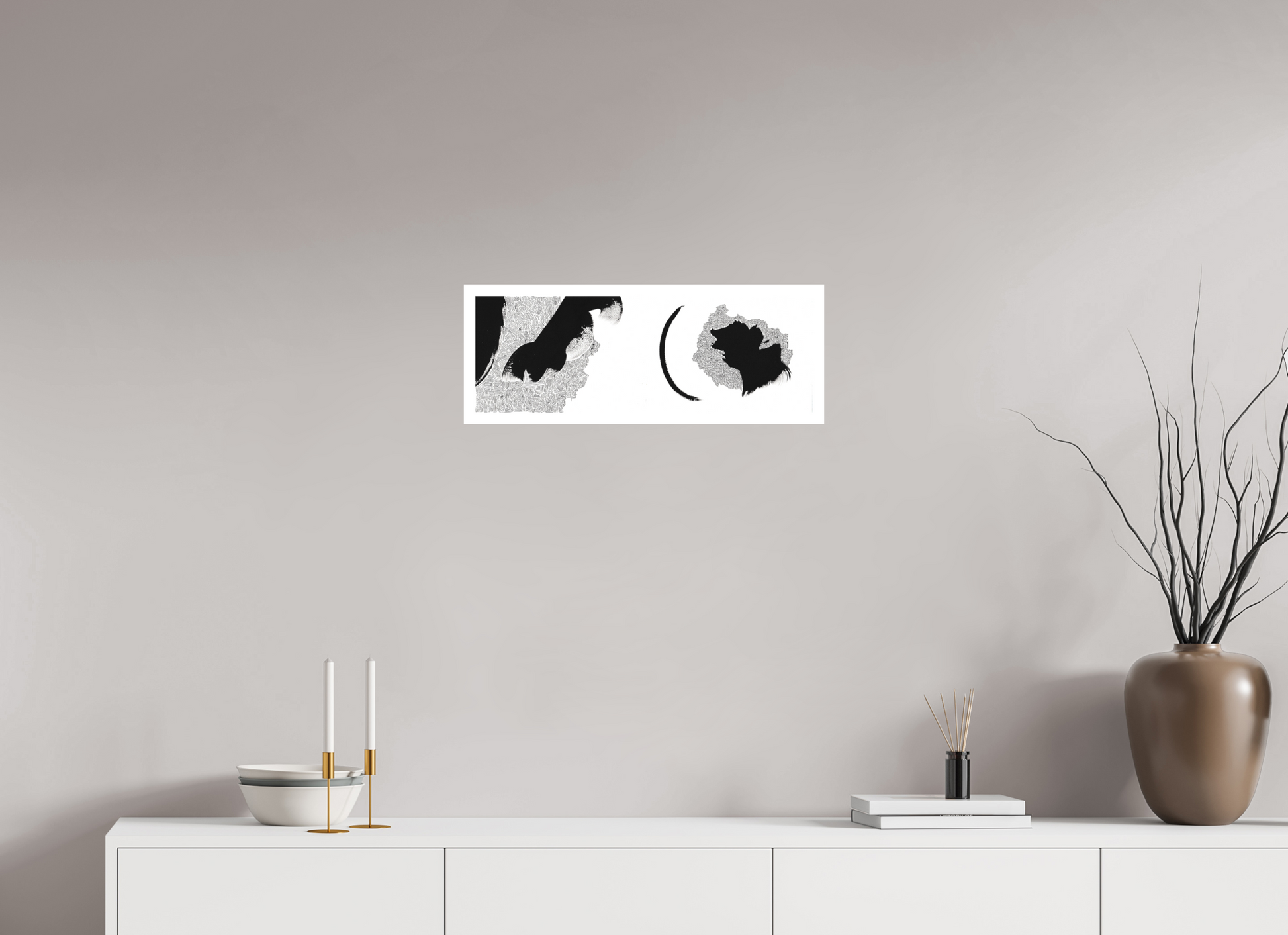 L'image représente un tableau abstrait à l'encre noire sur fond blanc. C'est une oeuvre de l'artiste peintre Maeva J., son titre est "Rencontres". Elle est présentée affichée sur un mur, sans cadre.