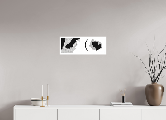 L'image représente un tableau abstrait à l'encre noire sur fond blanc. C'est une oeuvre de l'artiste peintre Maeva J., son titre est "Rencontres". Elle est présentée affichée sur un mur, sans cadre.