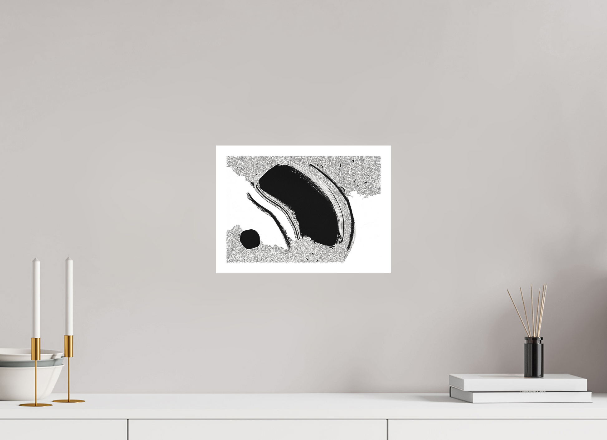 L'image représente un tableau abstrait à l'encre noire sur fond blanc. C'est une oeuvre de l'artiste peintre Maeva J., son titre est "Augure". Elle est présentée affichée sur un mur, sans cadre.