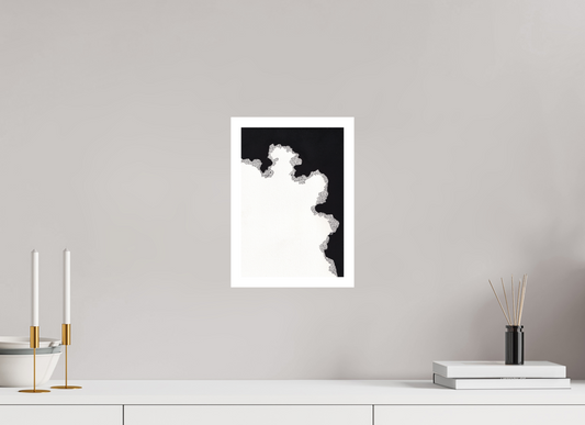 L'image représente un tableau abstrait à l'encre noire sur fond blanc. C'est une oeuvre de l'artiste peintre Maeva J., son titre est "Cadence". Elle est présentée affichée sur un mur, sans cadre.