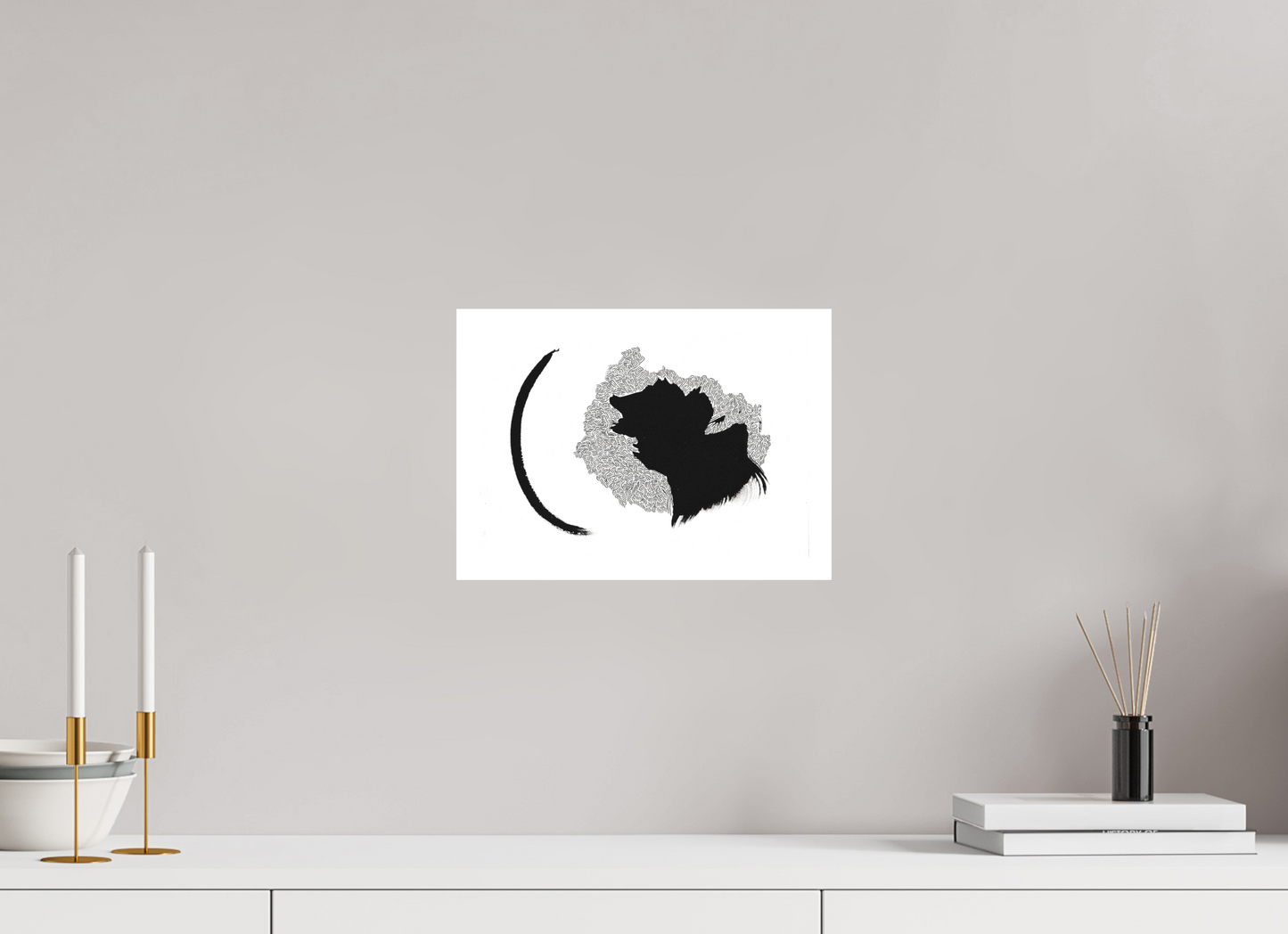 L'image représente un tableau abstrait à l'encre noire sur fond blanc. C'est une oeuvre de l'artiste peintre Maeva J., son titre est "Chérir". Elle est présentée affichée sur un mur, sans cadre.