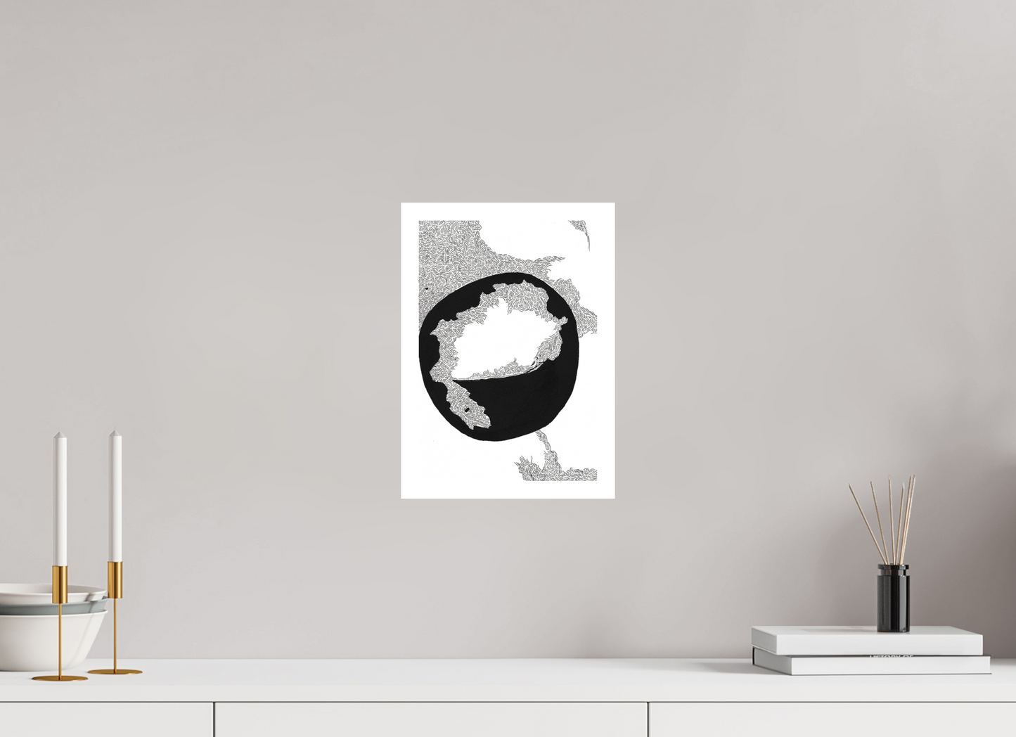 L'image représente un tableau abstrait à l'encre noire sur fond blanc. C'est une oeuvre de l'artiste peintre Maeva J., son titre est "Conscience". Elle est présentée affichée sur un mur, sans cadre.