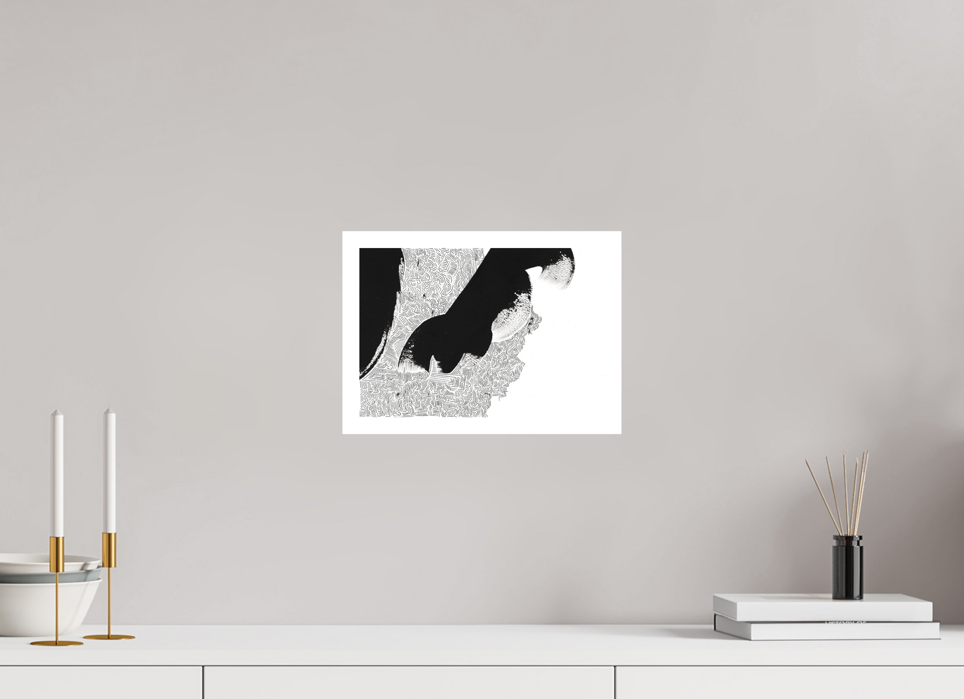 L'image représente un tableau abstrait à l'encre noire sur fond blanc. C'est une oeuvre de l'artiste peintre Maeva J., son titre est "Dialogue". Elle est présentée affichée sur un mur, sans cadre.