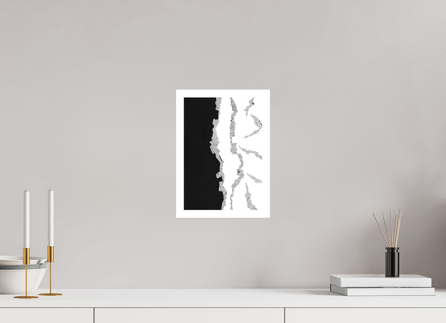 L'image représente un tableau abstrait à l'encre noire sur fond blanc. C'est une oeuvre de l'artiste peintre Maeva J., son titre est "Eclore". Elle est présentée affichée sur un mur, sans cadre.