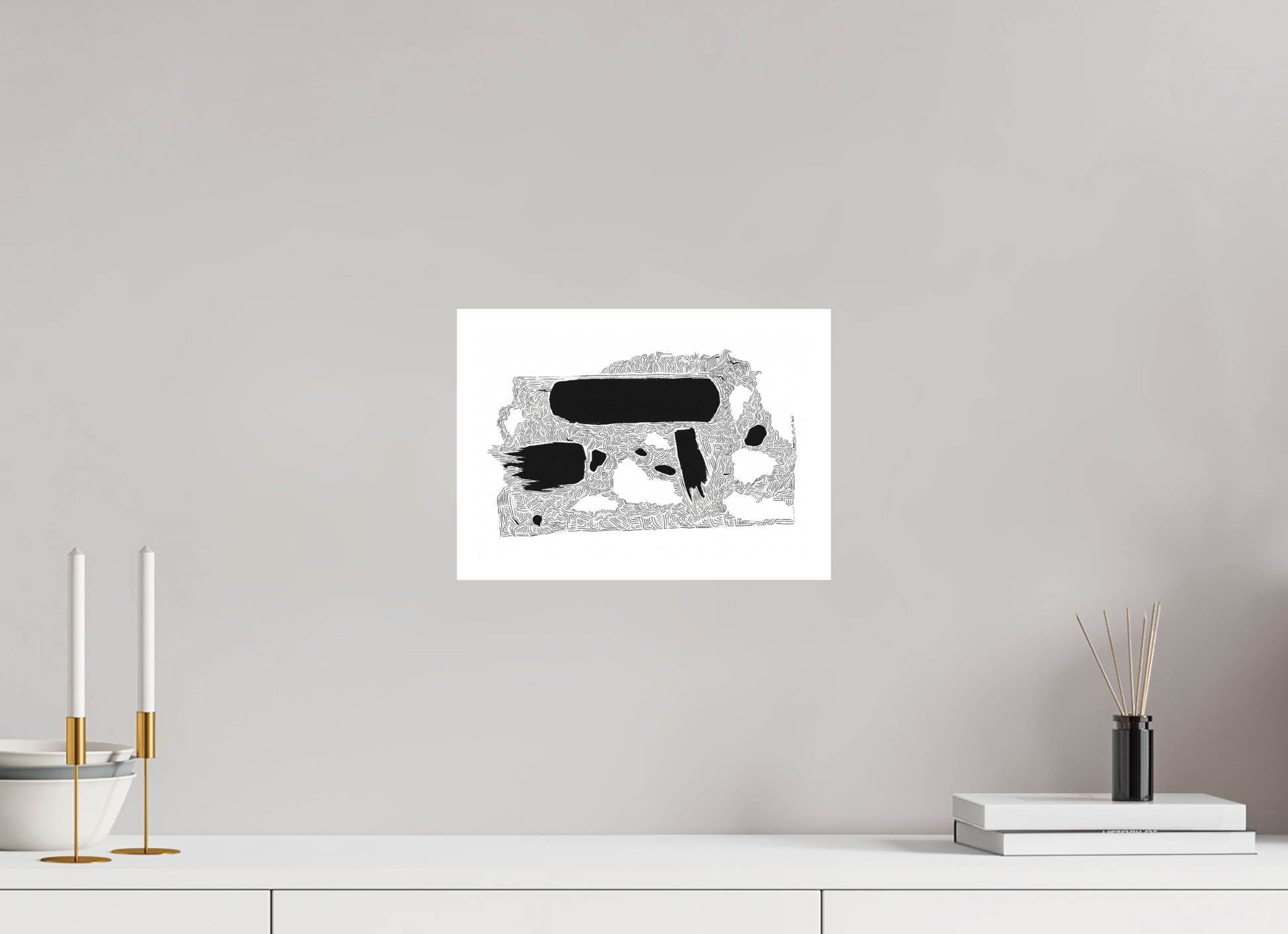 L'image représente un tableau abstrait à l'encre noire sur fond blanc. C'est une oeuvre de l'artiste peintre Maeva J., son titre est "Mémoire". Elle est présentée affichée sur un mur, sans cadre.