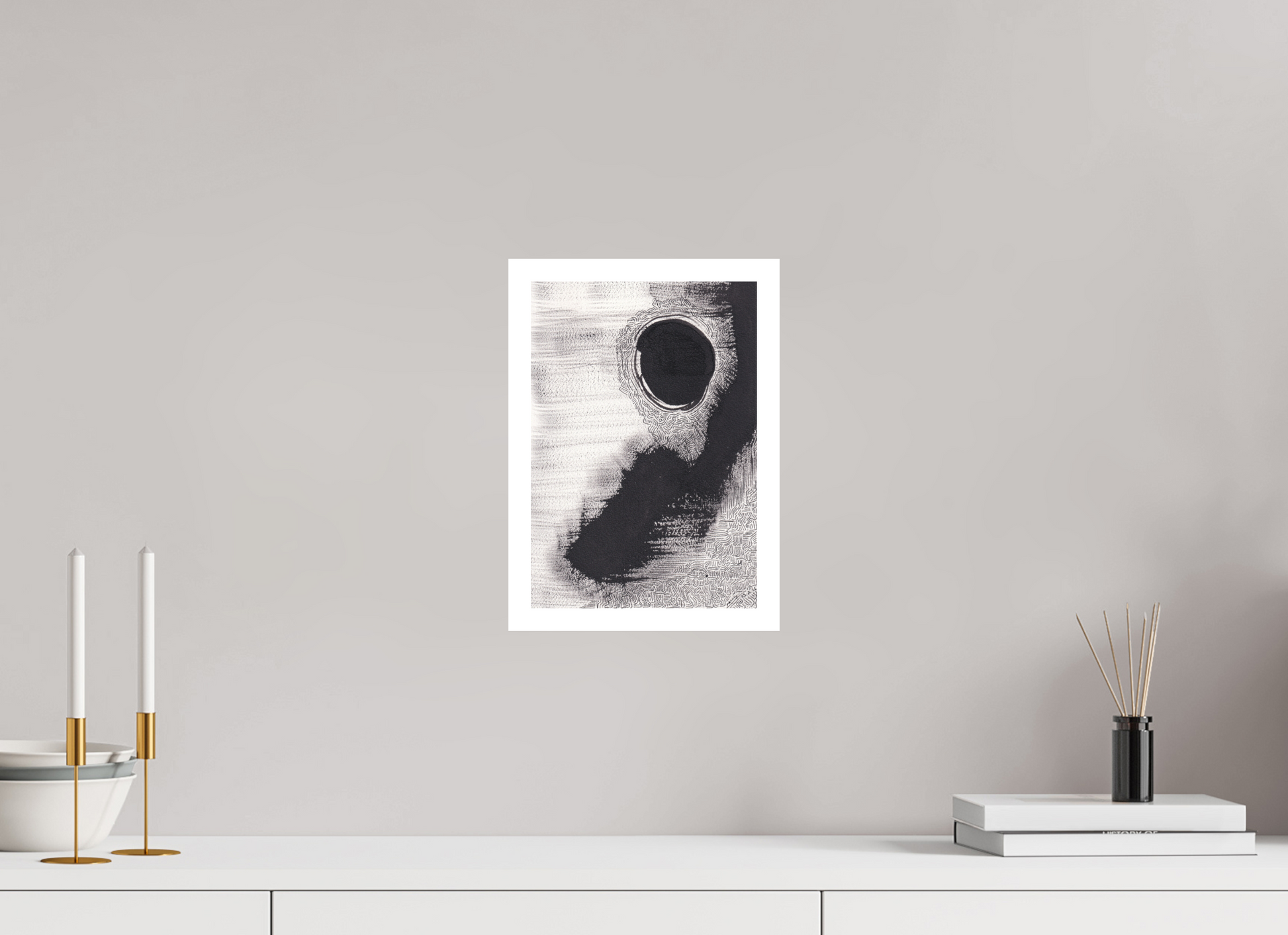 L'image représente un tableau abstrait à l'encre noire sur fond blanc. C'est une oeuvre de l'artiste peintre Maeva J., son titre est "Mirage". Elle est présentée affichée sur un mur, sans cadre.