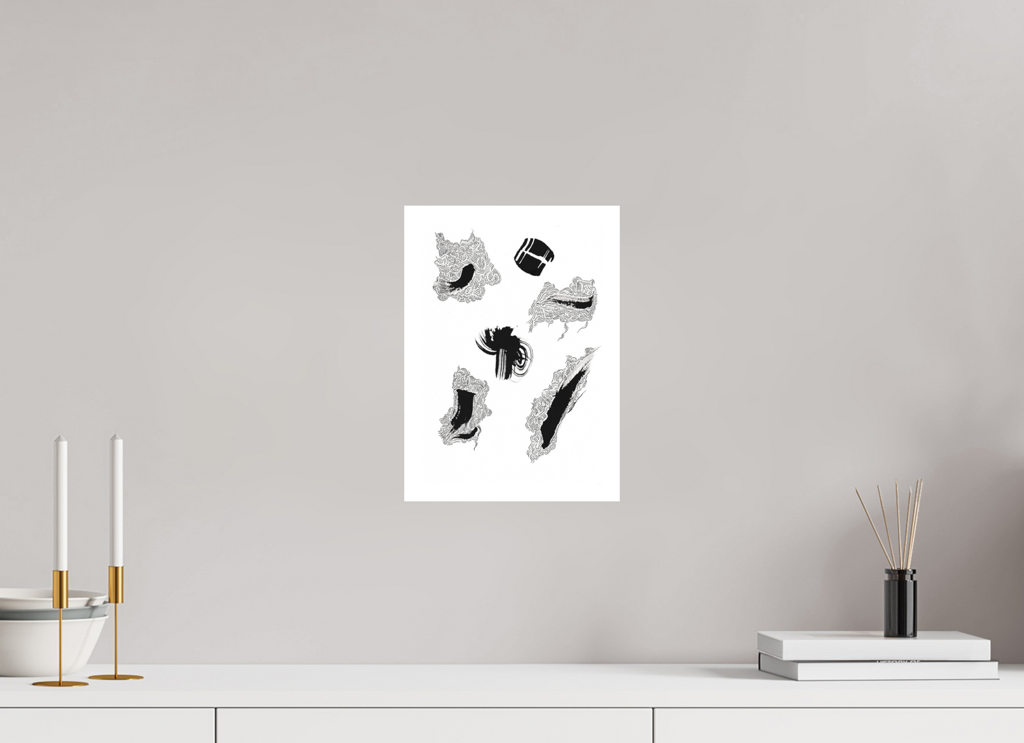 L'image représente un tableau abstrait à l'encre noire sur fond blanc. C'est une oeuvre de l'artiste peintre Maeva J., son titre est "Partition". Elle est présentée affichée sur un mur, sans cadre.
