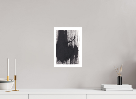 L'image représente un tableau abstrait à l'encre noire sur fond blanc. C'est une oeuvre de l'artiste peintre Maeva J., son titre est "Perception". Elle est présentée affichée sur un mur, sans cadre.