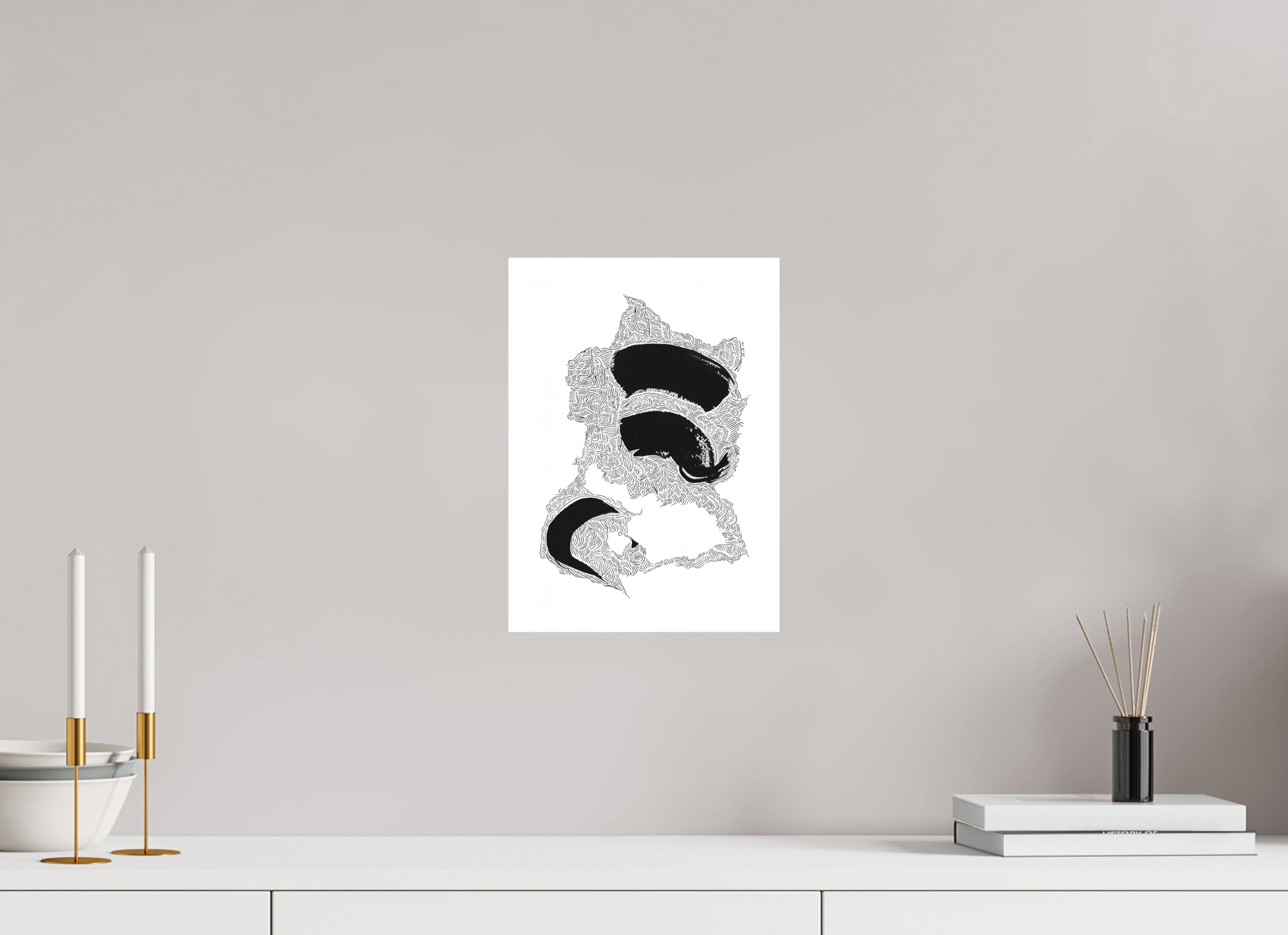 L'image représente un tableau abstrait à l'encre noire sur fond blanc. C'est une oeuvre de l'artiste peintre Maeva J., son titre est "Réinventer". Elle est présentée affichée sur un mur, sans cadre.