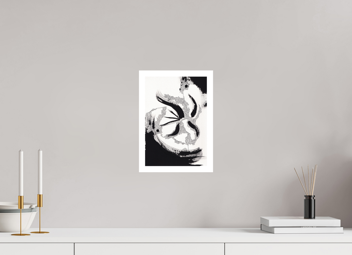 L'image représente un tableau abstrait à l'encre noire sur fond blanc. C'est une oeuvre de l'artiste peintre Maeva J., son titre est "Volition". Elle est présentée affichée sur un mur, sans cadre.