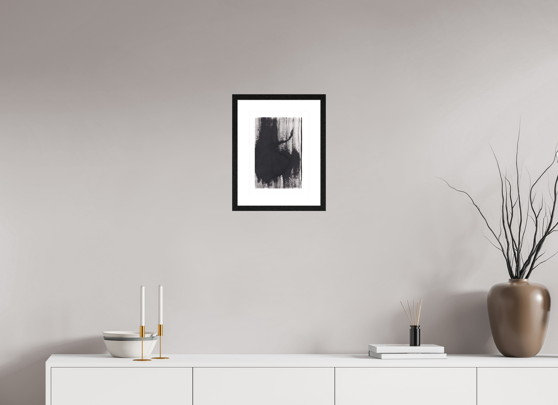 L'image représente un tableau abstrait à l'encre noire sur fond blanc. C'est une oeuvre de l'artiste peintre Maeva J., son titre est "Perception". Elle est présentée dans un cadre noir accroché au mur.