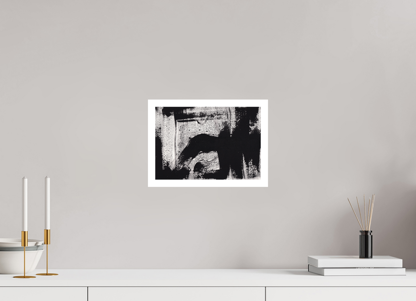 L'image représente un tableau abstrait à l'encre noire sur fond blanc. C'est une oeuvre de l'artiste peintre Maeva J., son titre est "Filigrane". Elle est présentée affichée sur un mur, sans cadre.