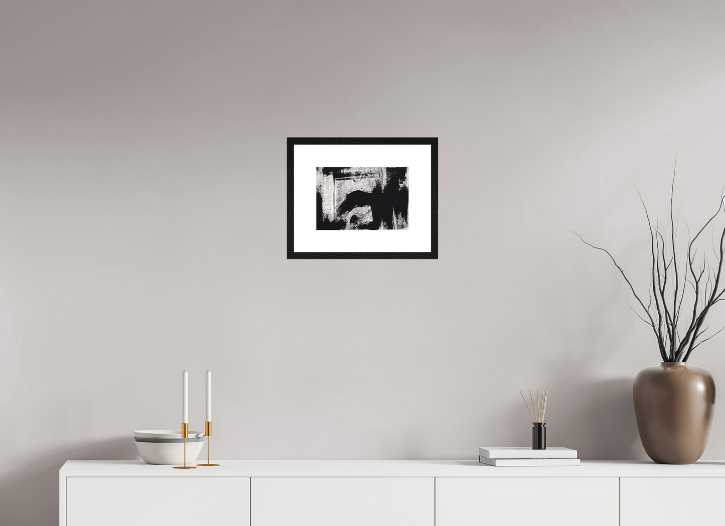 L'image représente un tableau abstrait à l'encre noire sur fond blanc. C'est une oeuvre de l'artiste peintre Maeva J., son titre est "Filigrane". Elle est présentée dans un cadre noir accroché au mur.