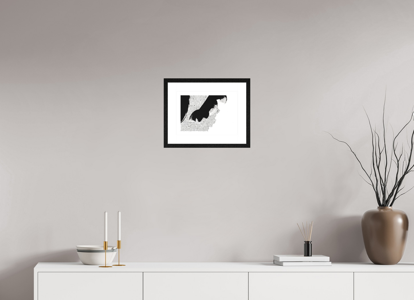 L'image représente un tableau abstrait à l'encre noire sur fond blanc. C'est une oeuvre de l'artiste peintre Maeva J., son titre est "Dialogue". Elle est présentée dans un cadre noir accroché au mur.