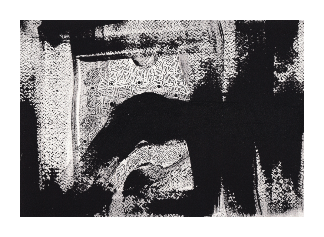 L'image représente un tableau abstrait à l'encre noire sur fond blanc. C'est une oeuvre de l'artiste peintre Maeva J., son titre est "Filigrane".