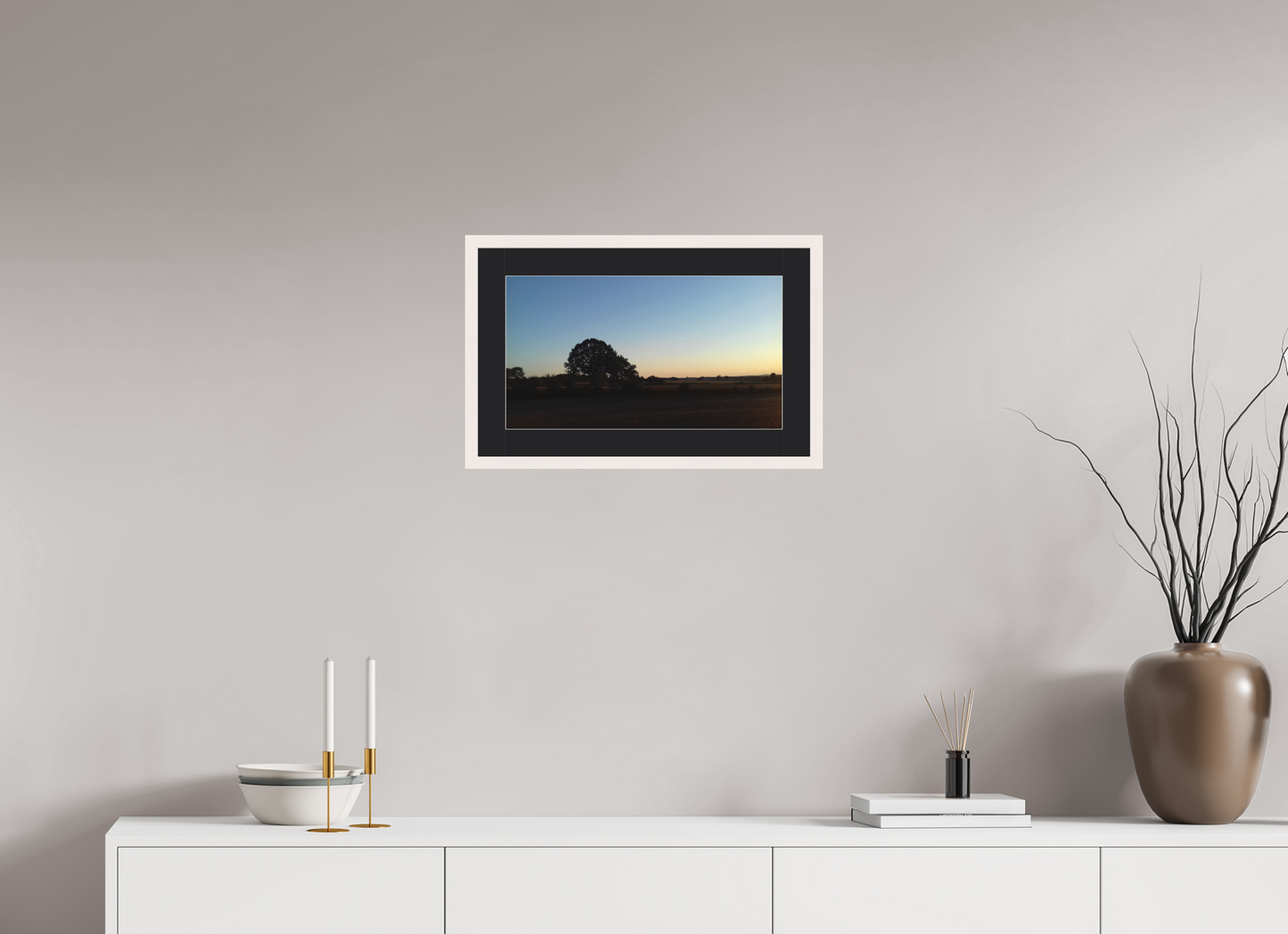 48 x 27 cm, Tirage photo avec Cadre en bois "Blanc érable" et Passe-partout Noir 06h52 I ¤ Août