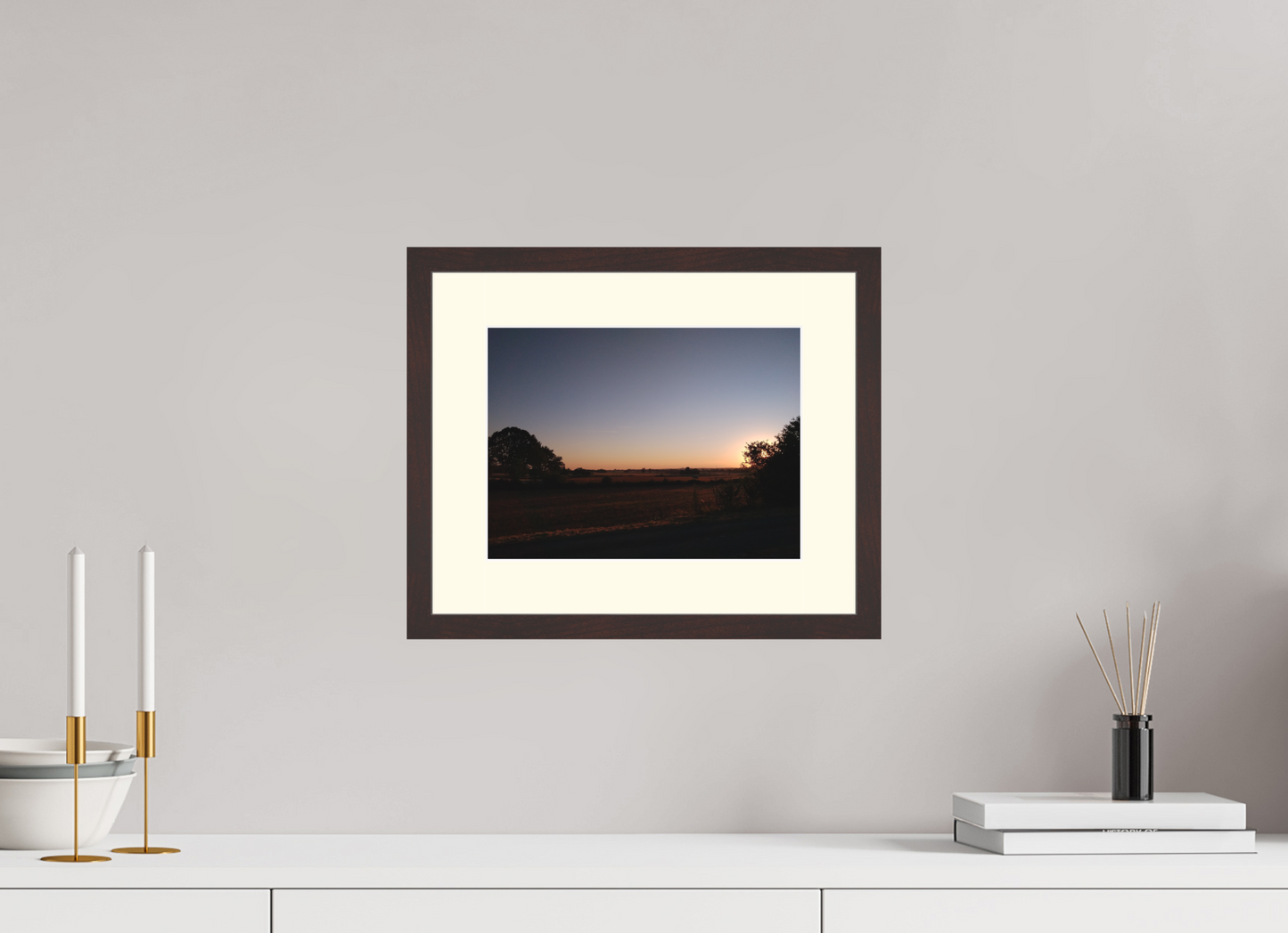 28 x 21 cm, Tirage photo avec Cadre en bois "Aulne brun" et Passe-partout Ivoire 06h52 II ¤ Août