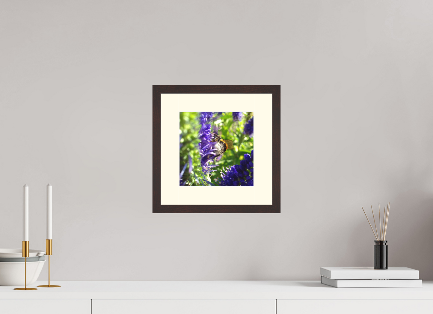 20 x 20 cm, Tirage photo avec Cadre en bois "Aulne brun" et Passe-partout Ivoire 07h57 ¤ Juin