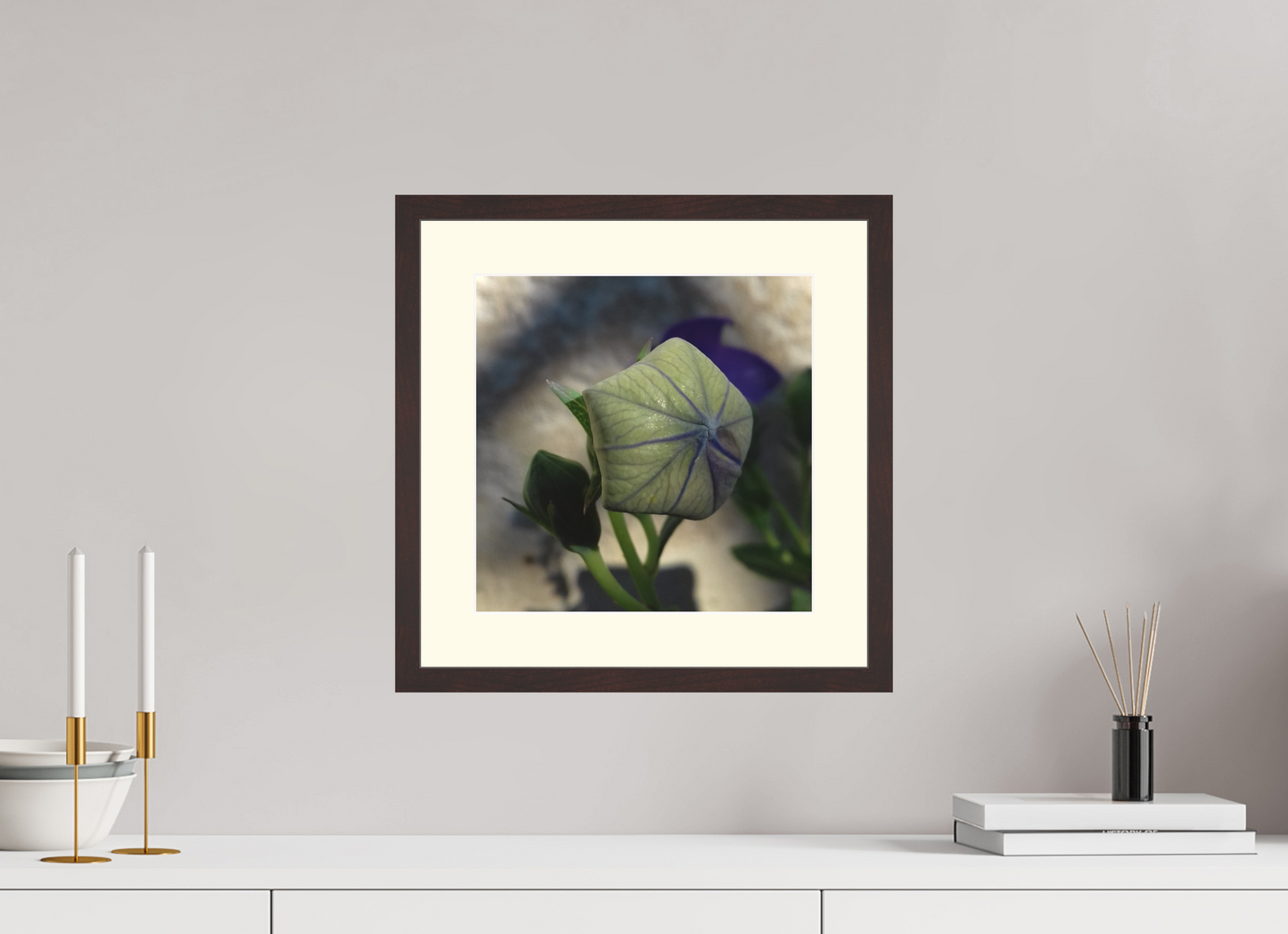 30 x 30 cm, Tirage photo avec Cadre en bois "Aulne brun" et Passe-partout Ivoire 07h21 ¤ Juin